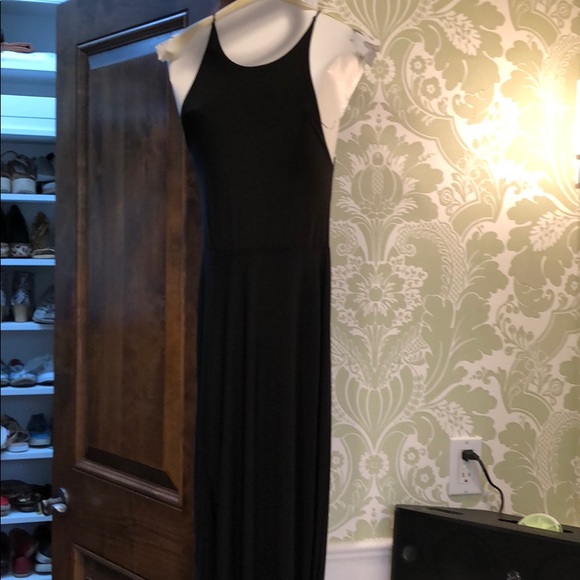 Simple and elegant black gown - Picture 2 of 4